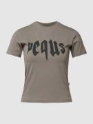 PEQUS T-Shirt mit Label-Print in Graphit, Größe XS