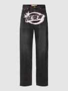 REVIEW Baggy Jeans mit Puff Logo-Print in Dunkelgrau, Größe 33