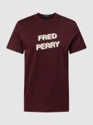 Fred Perry T-Shirt mit  Label-Print in Bordeaux, Größe S