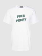 Fred Perry T-Shirt mit  Label-Print in Weiss, Größe S