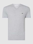 Lacoste Regular Fit T-Shirt mit V-Ausschnitt in Silber Melange, Größe ...