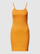 Nike Ärmelloses Minikleid in Ripp-Optik in Senf, Größe M