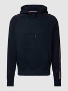 Tommy Hilfiger Hoodie mit Känguru-Tasche und Logo-Streifen in Marine, ...