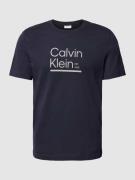 CK Calvin Klein T-Shirt aus Baumwolle mit Label-Detail in Marine, Größ...