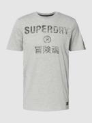 Superdry T-Shirt mit Label-Print in Hellgrau, Größe L