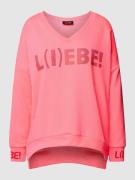 miss goodlife Sweatshirt mit V-Ausschnitt Modell 'L(I)EBE!' in Pink, G...