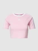 adidas Originals Cropped T-Shirt mit Galonstreifen in Pink, Größe XS