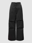 Calvin Klein Jeans Loose Fit Cargohose mit Kordelzug in Black, Größe X...