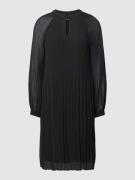 comma Knielanges Kleid mit Plisseefalten in Black, Größe 46