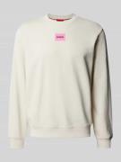 HUGO Sweatshirt mit Label-Patch in Offwhite, Größe M