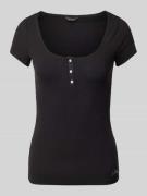 Guess T-Shirt in Ripp-Optik Modell 'KARLEE' in Black, Größe XS