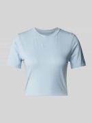 Nike Cropped T-Shirt mit Label-Stitching in Hellblau, Größe XS