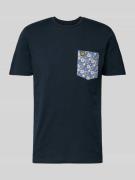 Lyle & Scott T-Shirt mit Brusttasche mit floralem Muster in Dunkelblau...