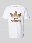 adidas Originals T-Shirt mit Label-Print in Weiss, Größe S
