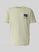 Tommy Jeans Regular Fit T-Shirt mit Label-Print in Khaki, Größe S