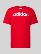 ADIDAS SPORTSWEAR T-Shirt mit Label-Print und Rundhalsausschnitt in Ro...