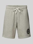 CHAMPION Regular Fit Sweatshorts mit Logo-Badge in Hellgrau, Größe L