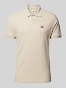 Levi's® Poloshirt mit Label-Patch in Beige, Größe L