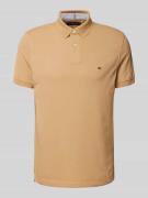 Tommy Hilfiger Regular Fit Poloshirt mit Logo-Stitching in Khaki, Größ...