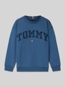 Tommy Hilfiger Kids Sweatshirt mit Label-Print in Rauchblau, Größe 104