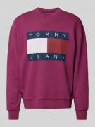 Tommy Jeans Relaxed Fit Sweatshirt mit Label-Print in Pflaume, Größe L