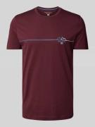 Christian Berg Men T-Shirt mit Motiv- und Statement-Print in Bordeaux,...