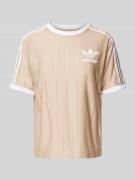 adidas Originals T-Shirt mit Label-Print in Beige, Größe S