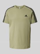 ADIDAS SPORTSWEAR T-Shirt mit Kontraststreifen in Oliv, Größe XS