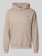 Calvin Klein Jeans Hoodie mit Logo-Print und Känguru-Tasche in Taupe, ...