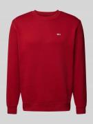 Tommy Jeans Regular Fit Sweatshirt mit Logo-Badge in Rot, Größe L