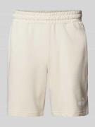 PUMA PERFORMANCE Regular Fit Sweatshorts mit Label-Print in Offwhite, ...