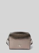 Calvin Klein Jeans Schimmernde Handtasche mit Logo-Applikation in Silb...