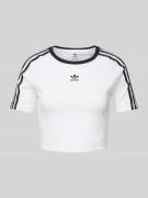 adidas Originals Cropped T-Shirt mit Label-Print in Weiss, Größe L