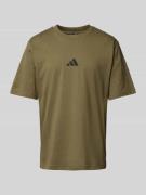 ADIDAS SPORTSWEAR T-Shirt mit Logo-Stitching in Oliv, Größe L