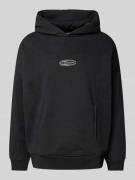 REVIEW Hoodie mit Label-Badge in Black, Größe L