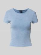 Gina Tricot Slim Fit T-Shirt im Used-Look in Blau, Größe L