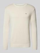 Tommy Jeans Slim Fit Strickpullover mit Logo-Badge in Beige, Größe M