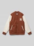 adidas Originals College-Jacke mit Label-Patch in Cognac, Größe 152