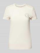 Guess T-Shirt mit Label-Badge in Offwhite, Größe M