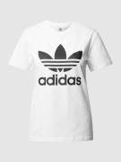 adidas Originals T-Shirt mit Logo-Print in Weiss, Größe 32