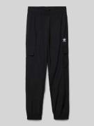 adidas Originals Relaxed Fit Cargohose mit Label-Stitching in Black, G...