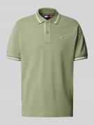 Tommy Jeans Regular Fit Poloshirt mit Logo-Stitching in Oliv, Größe M