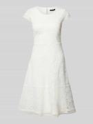 comma Knielanges Kleid mit Häkelspitze in Offwhite, Größe 34