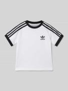 adidas Originals T-Shirt mit Label-Stitching in Weiss, Größe 104