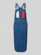 Tommy Jeans Knielanges Latzkleid mit Label-Badge Modell 'DUNGAREE' in ...