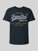Superdry Relaxed Fit T-Shirt mit Label-Print in Dunkelblau, Größe L