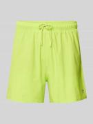 Emporio Armani Regular Fit Badeshorts mit Logo-Badge in Neon Gruen, Gr...