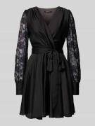 Swing Knielanges Cocktailkleid mit Bindegürtel in Black, Größe 34