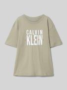 Calvin Klein Jeans T-Shirt mit Label-Print in Beige, Größe 152