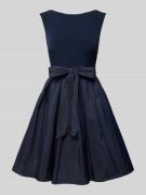 Swing Knielanges Cocktailkleid mit rückseitiger Schleife in Marine, Gr...